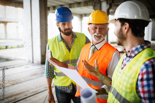 Cuadros en Lienzo Construction engineers discussion with architects at construction or building si