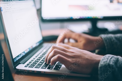 Cuadros en Lienzo hands typing on laptop keyboard