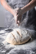 Wypiekanie chleba przez piekarza 