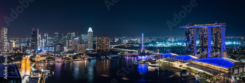 Dekoracja na wymiar  szeroka-panorama-wiezowcow-singapuru-noca