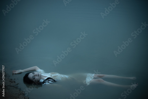 Fotografía Portrait of asian woman make up ghost face at the swamp,Horror scene,Scary backg
