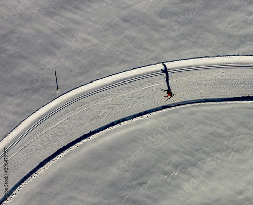 Dekoracja na wymiar  narciarze-biegowi-w-szwajcarii-widok-z-lotu-ptaka