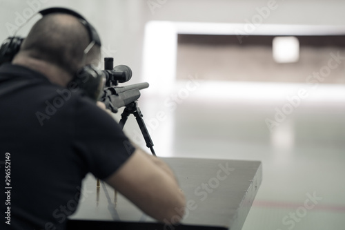 Fotomural Scharfschütze Mann von hinten zielt auf Zielscheibe geblurrt Var
