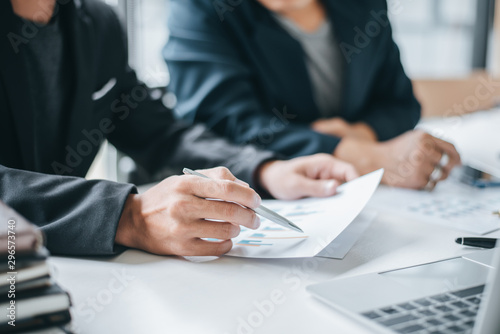 Cuadros en Lienzo Business people discussion and summary financial information at meeting