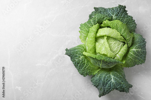 Fotomural Fresh green savoy cabbage on marble table, top view