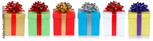 Fotografía christmas presents birthday gifts in a row isolated on white