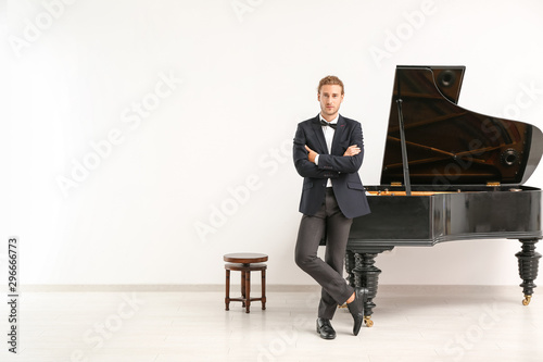 Fotomural Man near grand piano against white wall
