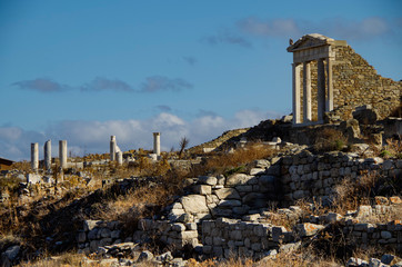 Antike und historische Tempel Ruinen mit Säulen und Mauern auf Museum Insel Ausgrabungsstätte Delos in Griechenland im Ägäischen Meer mit Apollon Heiligtum