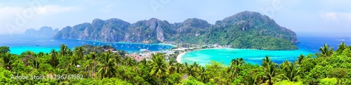 Fotografía Panoramic view of beautiful tropical Phi Phi island.