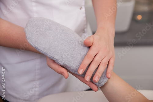 Fotografía Female hand in beauty spa salon with paraffin wax in glove
