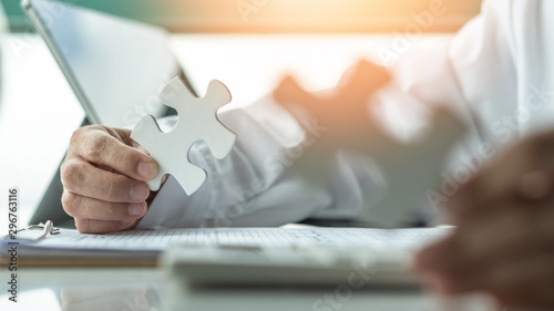Fotomural Business solution and strategy for corporate business success concept with jigsa