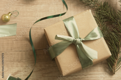 Fotografía Gift box wrapped in craft paper with green ribbon