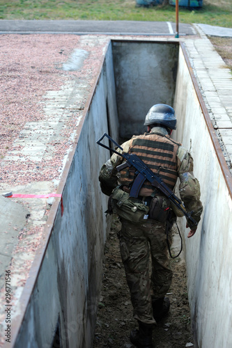 Cuadros en Lienzo Soldier, hiding, trench, military, training, ground, obstacle, course, exercises