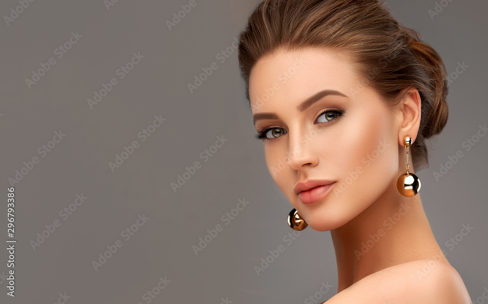 Beautiful girl . Fashionable and stylish woman in trendy jewelry big earrings .  Fashion look  , beauty and style. Natural makeup & easy styling - obrazy, fototapety, plakaty 