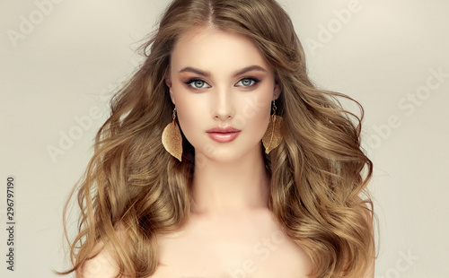 Fotografía Beautiful model girl with elegant hairstyle and fashionable leaflet earrings