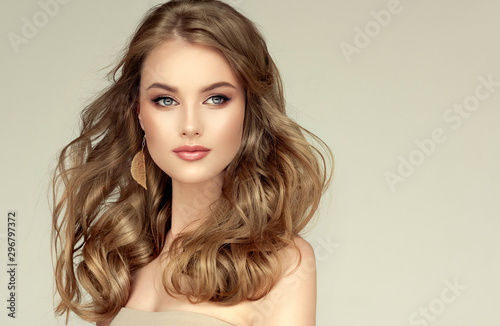 Fotomural Beautiful model girl with elegant hairstyle and fashionable leaflet earrings