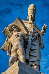 Wall Mural - skulptur des heiligen pabstes am prato della valle in padua, italien.