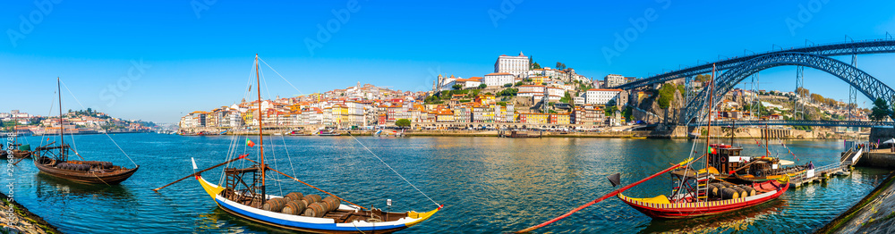 Panorama of the city of Porto and the Dom Luis I bridge on the Douro River in Portugal - obrazy, fototapety, plakaty 