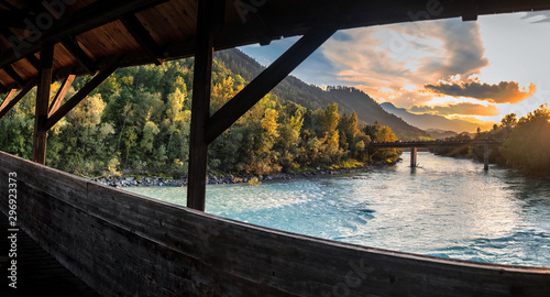 Cuadros en Lienzo View over The Inn River In Hall in Tirol in Direction Innsbruck at sunset