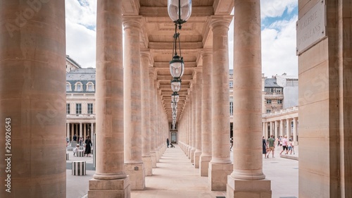  Fototapeta kolumny   palais-royal-paryz-francja
