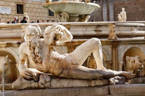 Fotografía single figure of an old man representing the Nile of Praetorian, shame fountain