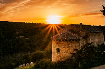 Pedraza, Segovia. Pedraza es un pueblo español ubicado al norte de Madrid. Es famoso por sus edificios medievales, como el castillo de Pedraza, donde se exhiben obras del pintor vasco Ignacio Zuloaga