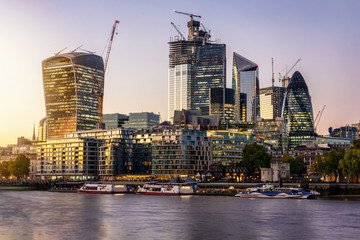Fototapete - Blick auf die modernen Wolkenkratzer der City von London bei Sonnenuntergang, Großbritannien