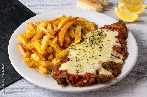 Fotografía milanesa napolitana con fritas