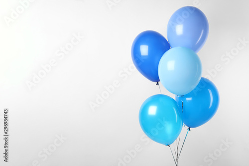 Fotomural Bunch of blue balloons on white background. Greeting card