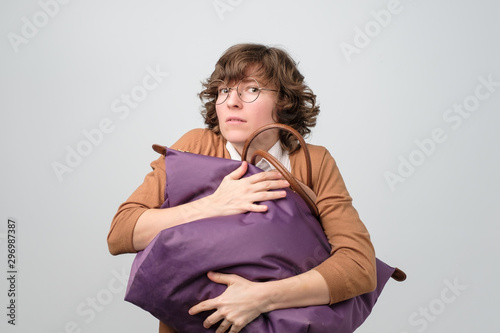 Fotomural Young funny greedy woman carrying big shopping bag being afraid