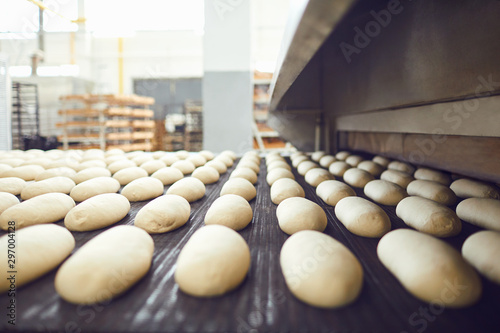 Fotografía Automatic bakery production line with bread in bakery factory