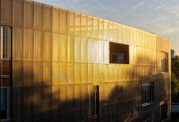 Canvas Print - Reflet du soleil sur facade en tôle perforée.