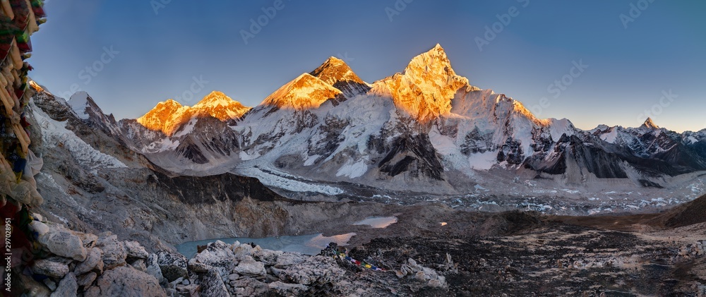 Panoramic shot of the Khumbu glacier and the Everest. Lhoste with a clear blue sky in the background - obrazy, fototapety, plakaty 