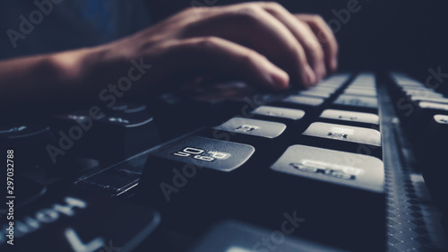 Fotografía Close-up soft-focus finger typing on keyboard