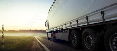 Fotografía LKW auf einer Landstraße bei Sonnenaufgang