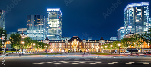 Fotomural Tokyo city skyline at railway station surround by modern highrise building at twilight time