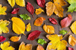 Liście na drewnianym tle, jesienny klimat, złota jesień