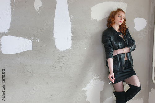Fotografía Girl addict in a leather jacket with a dose in a syringe prostitute