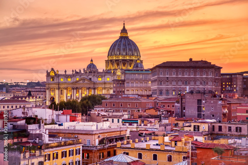 Fotomural Cityscape view of Rome at sunset with St Peter Cathedral in Vatican