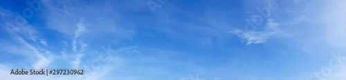 Fotografía Panorama of clear blue sky with white cloud background
