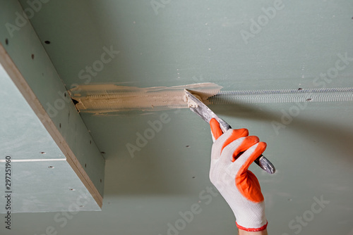 Cuadros en Lienzo Filling the seams plasterboards.