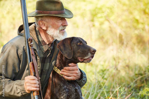 Caucasian mature man with gun and dog sit searching prey Tableau sur Toile