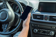  Verwenden eines Telefons im Auto während der Fahrt, ist eine Unfallursache.