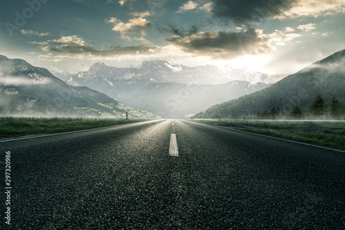 Fotomural Straße für durch Berglandschaft