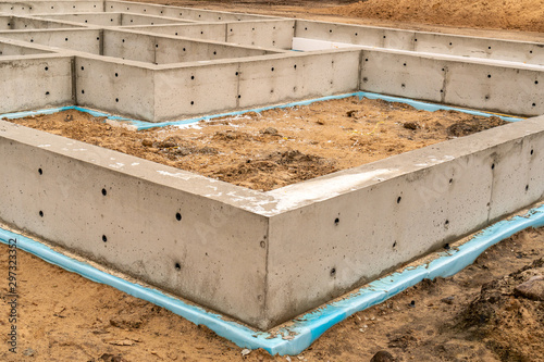 Fotografía New concrete house foundation with waterproofing