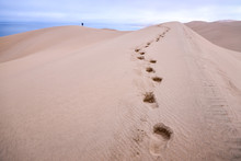 Empreinte De Pieds, Traces De Pas Dans Le Sable Au Sommet D'une Dune Qui Domine L'océan Atlantique En Namibie - Afrique
