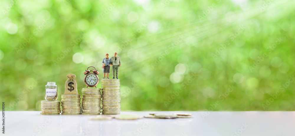 Saving for retirement and pension fund concept : Senior retired couple, vintage clock, US dollar money bag, deposit saving jar on steps of rising coins, depicts long-term investment for aging society - obrazy, fototapety, plakaty 