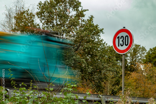 Cuadros en Lienzo Tempo 130 Schild an der Autobahn, Geschwindigkeitsbegrenzung