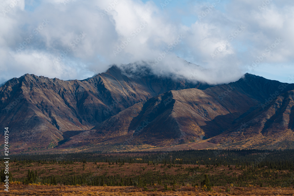 Alaskan mountains in sunset light during fall - obrazy, fototapety, plakaty 