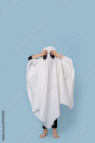 Fotografía Boy in ghost costume for Halloween on blue background